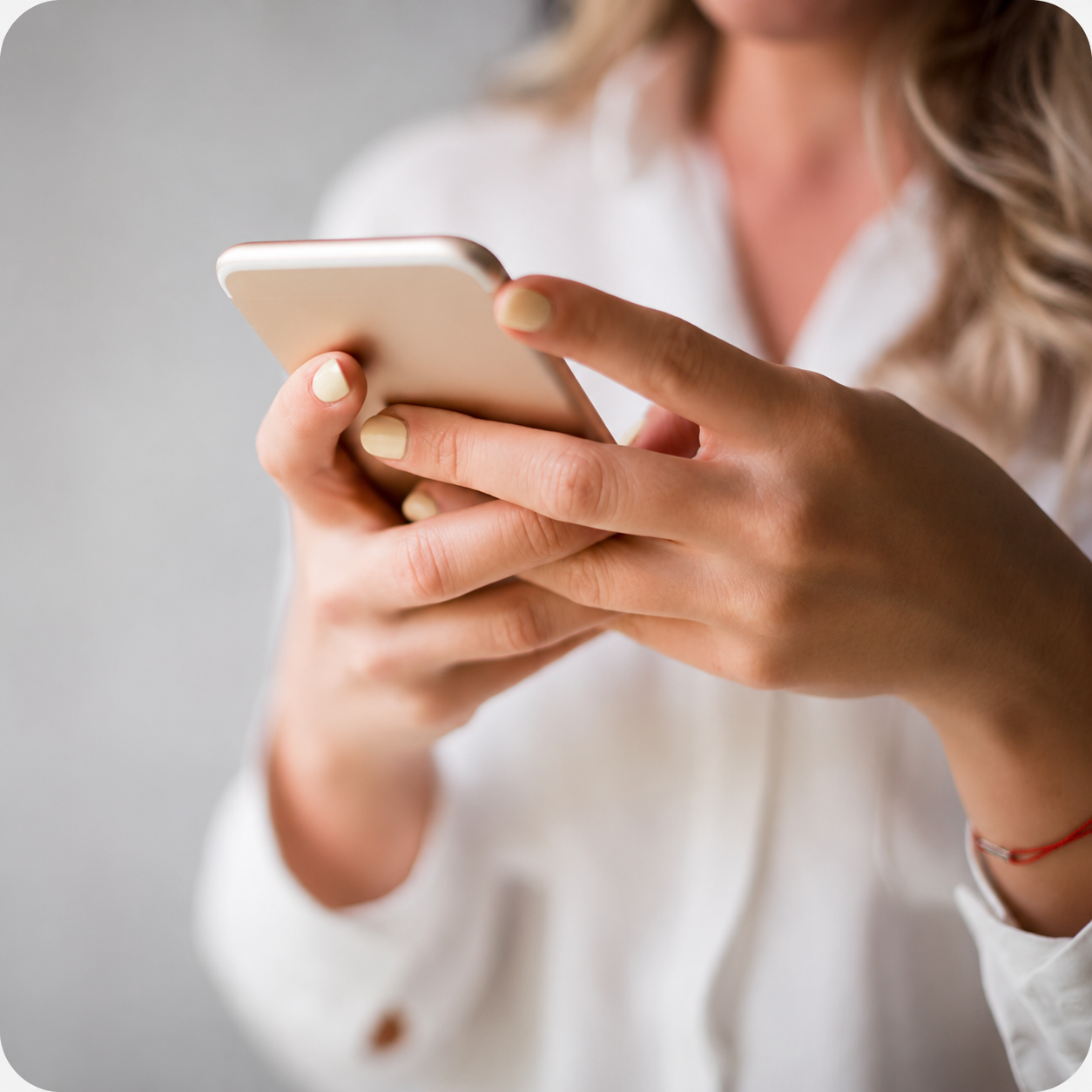 Femme utilisant Dinaps sur son téléphone